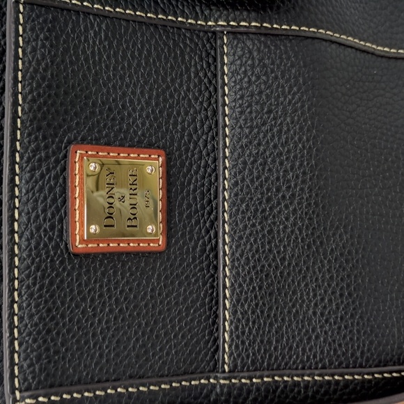 Pebbled Black Dooney & Bourke Learher Tote Red Lining - Picture 3 of 17